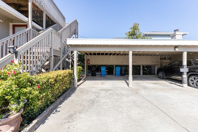 Building Photo - Large updated 2 bedroom, walk to Downtown,...