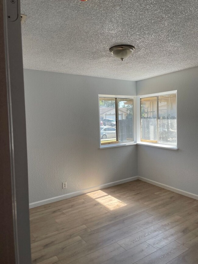 Building Photo - Move-In Ready 4 Bedroom Home!