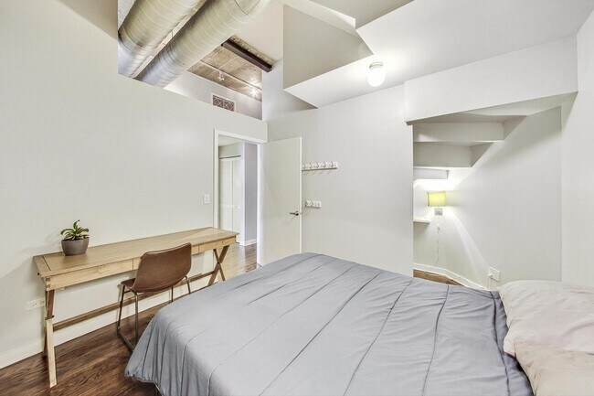 Building Photo - 1111 W 14th Plz