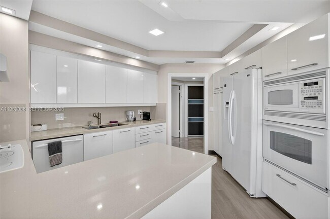 Building Photo - 2000 Island Blvd