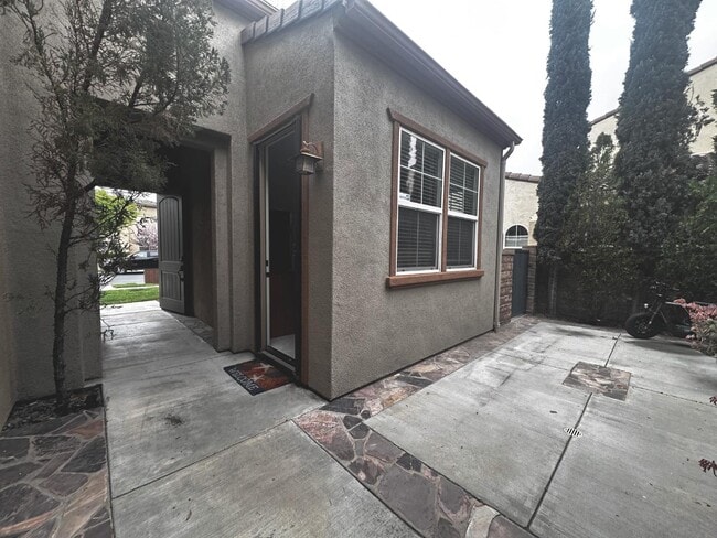 Building Photo - 28037 River Trail Ln