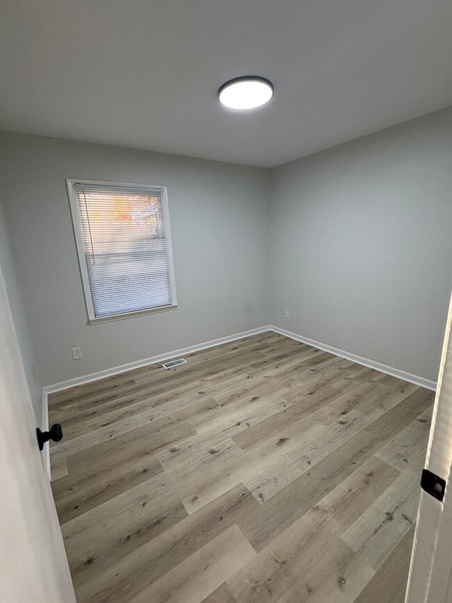 Building Photo - 3 bedroom/ 2 bathroom Newly renovated sing...