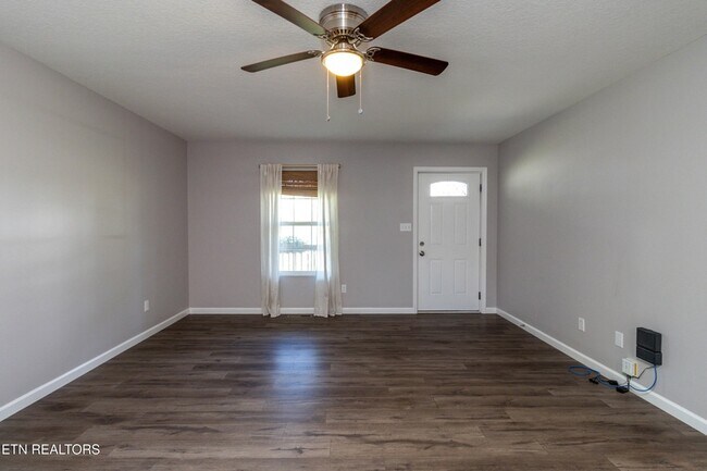 Building Photo - 524 Midlake Dr NE