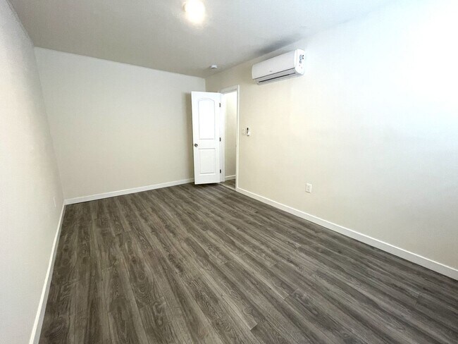 Building Photo - 208-208 W Mariposa Ave