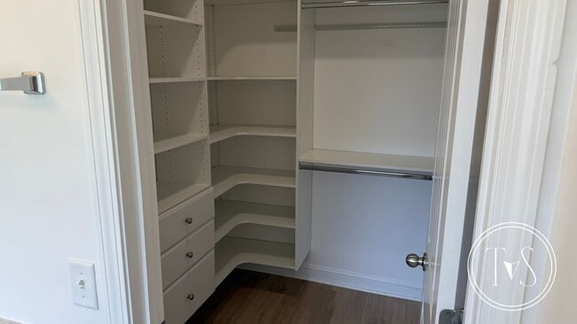 Building Photo - RATE DROP ALERT (was $2600/month) and MOVE IN SPECIAL: $1000 OFF 1ST MONTH'S RENT!**