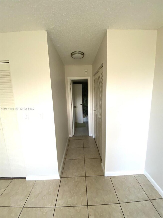 Building Photo - 16465 NE 22nd Ave