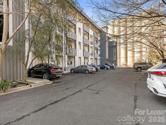 Building Photo - 514 W 10th St