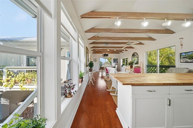 Building Photo - 700 Lands End Dr