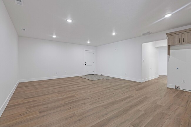 Building Photo - B532AG