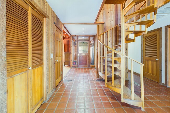 Building Photo - 209 E Reds Rd