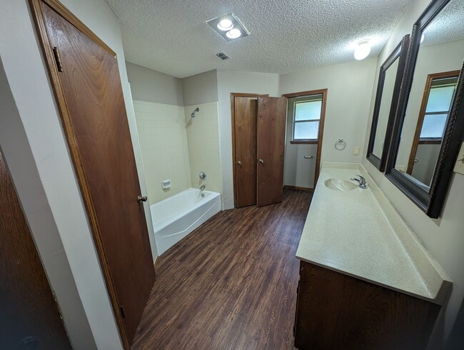 Building Photo - Western Oaks 3-2-2