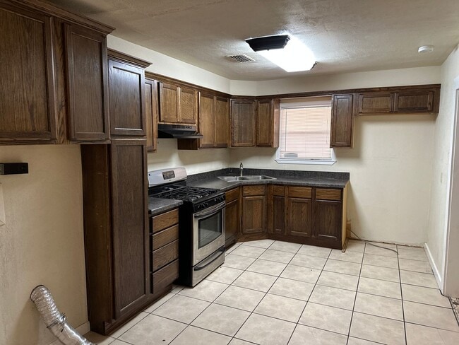 Building Photo - 3 BEDROOM, 1 BATH, DOUBLE DRIVE PARKING