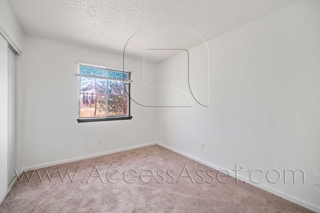 Building Photo - Single-Story 3BR Home with Garage & Fully Fenced Yard