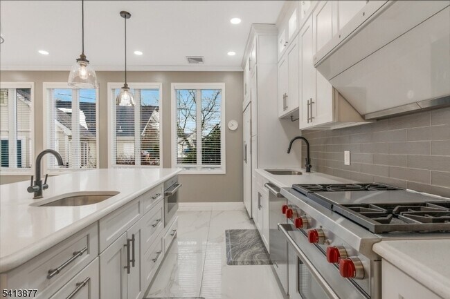 Building Photo - 10 N Rd