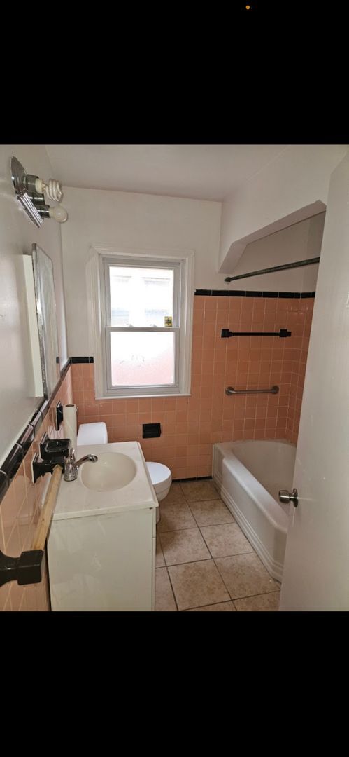 Building Photo - 3 bedroom, 1.5 Bath! Must See! Detroit's Eastside