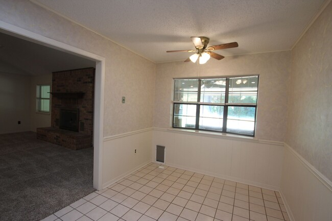 Building Photo - Oversized 4 bedroom 3 bath rental in Tyler...
