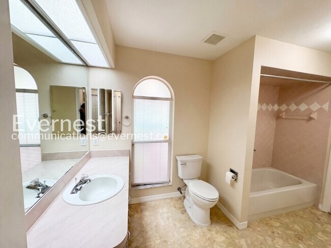 Building Photo - Spacious Living with Pool & Fitness Center Access | Available Now!