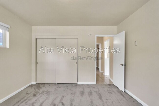 Building Photo - 425 Bonair St