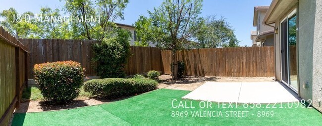 Building Photo - Spacious Townhome w/2 Car Garage in Gated ...