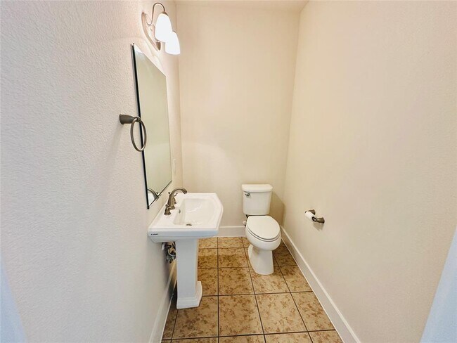 Building Photo - 2216 Creekside Ln