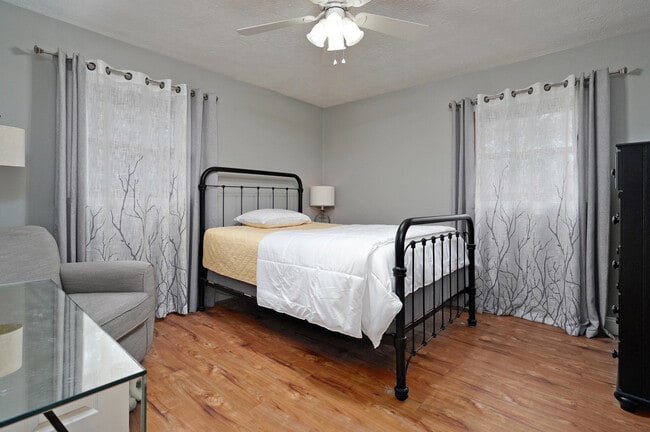 Building Photo - 2422 S Kickapoo Ave