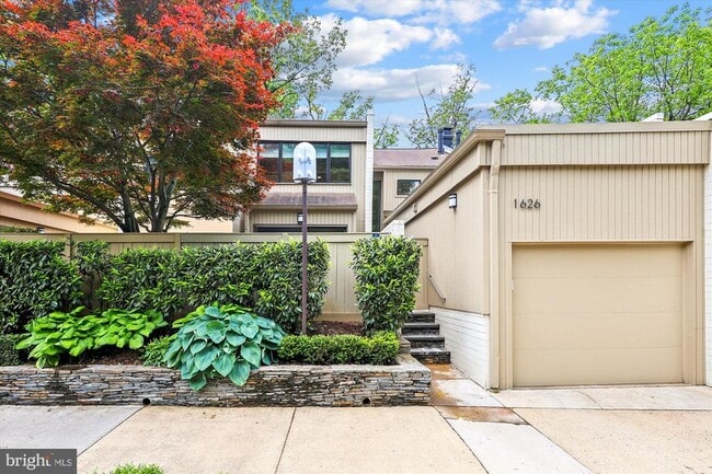 Primary Photo - 1626 Waters Edge Ln