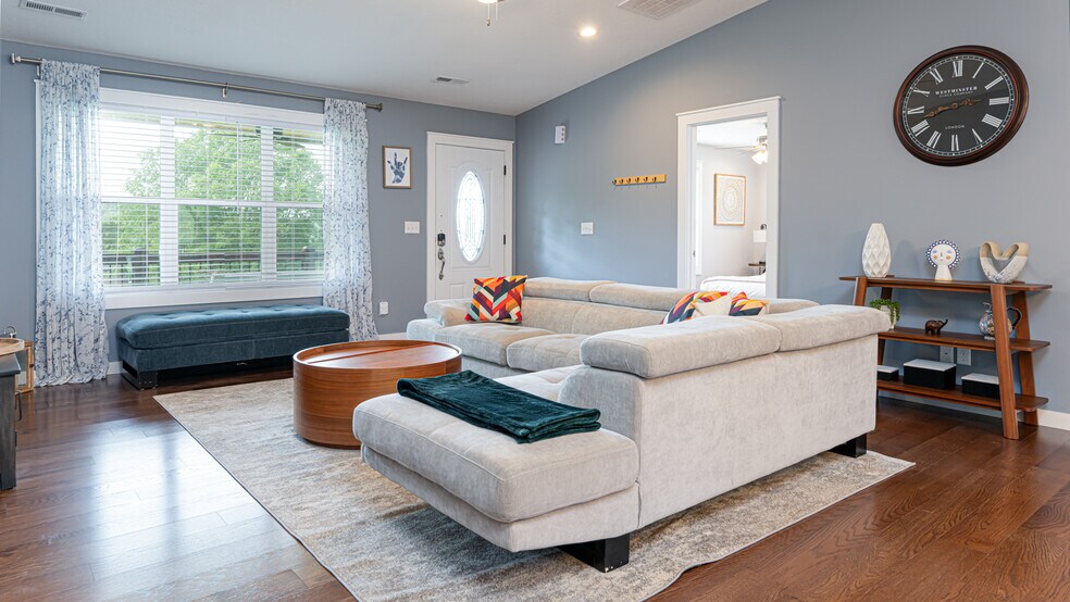 Building Photo - 664 Old Fort Rd