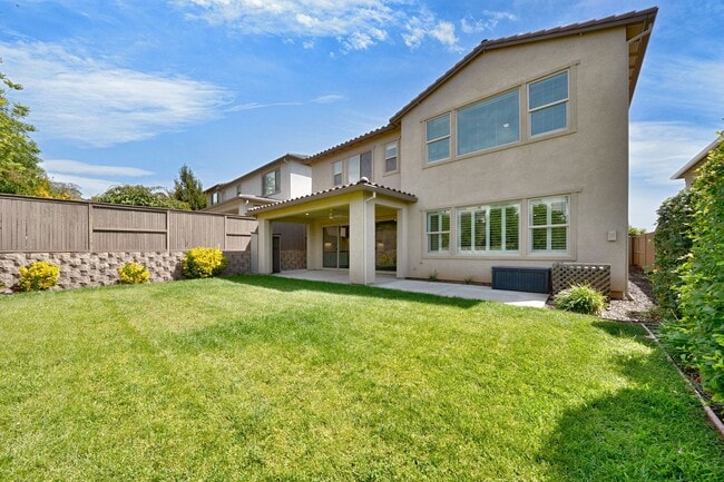 Building Photo - Luxury 5 Bedroom Home in Serrano – Spaciou...