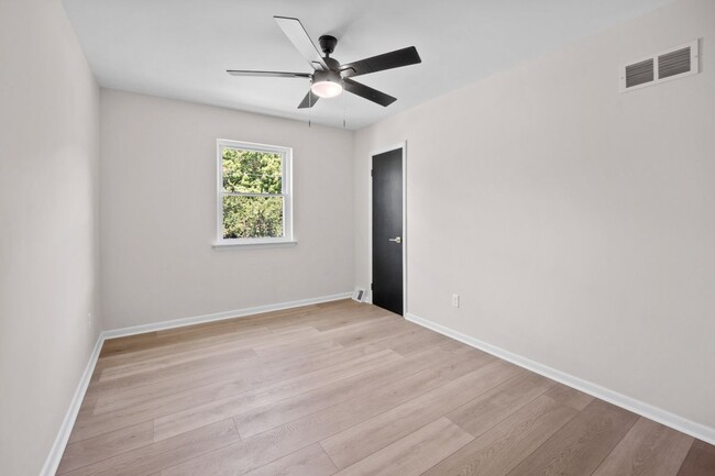 Building Photo - 857 Green Valley Dr