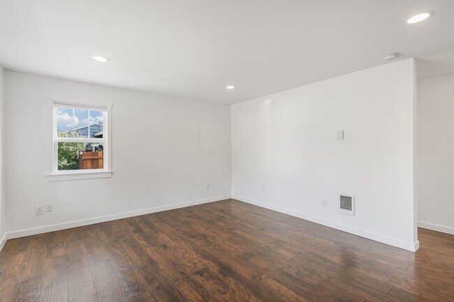 Building Photo - Charming Two Bedroom Haven in SE Portland!