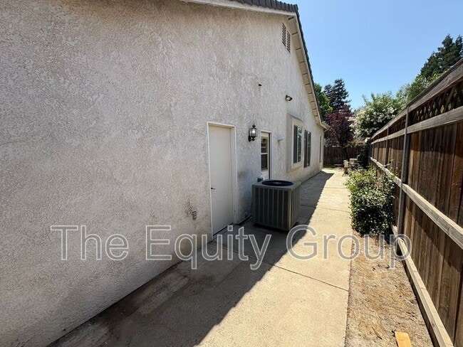 Building Photo - 2511 S Peppertree St