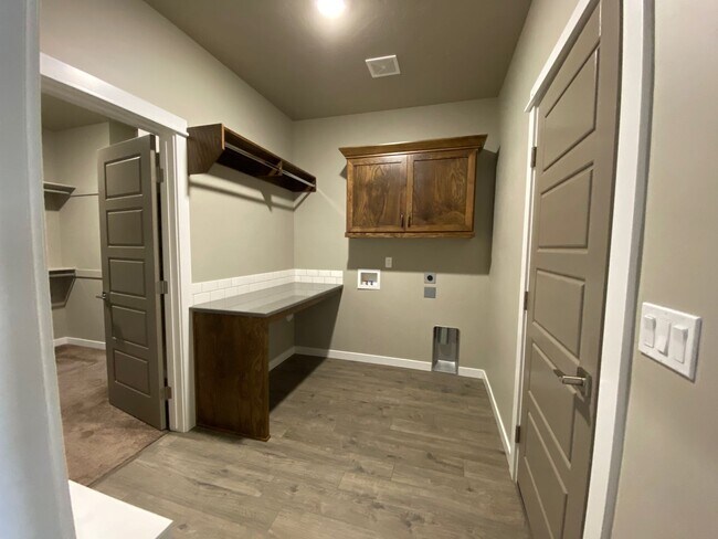 Building Photo - Lovely Single Level 3 Bed 2 Bath Home in M...