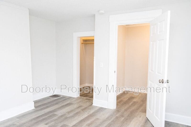 Building Photo - 902 W 38th St