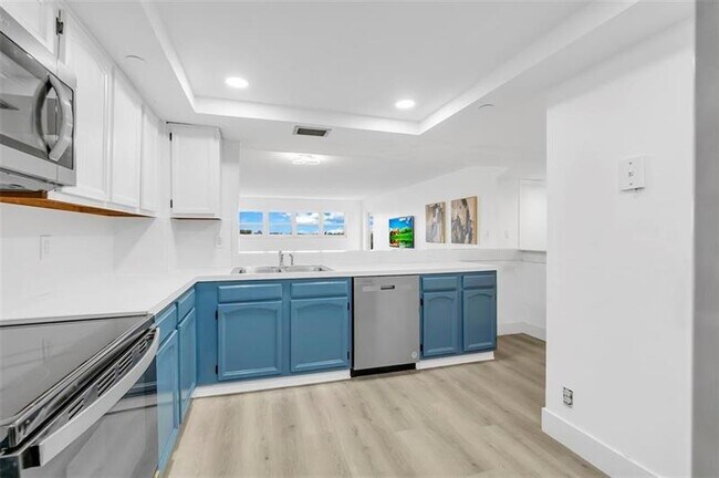 Building Photo - 3200 Port Royale Dr S