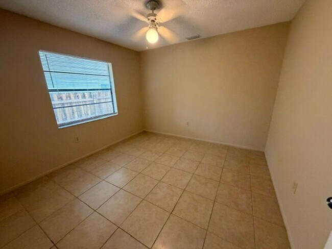 Building Photo - Open and bright 2/2 with garage