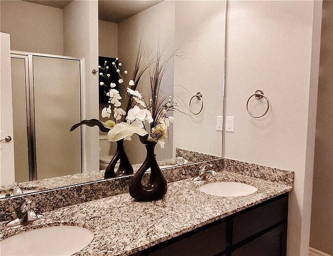 Building Photo - 477 S Fretz Ave