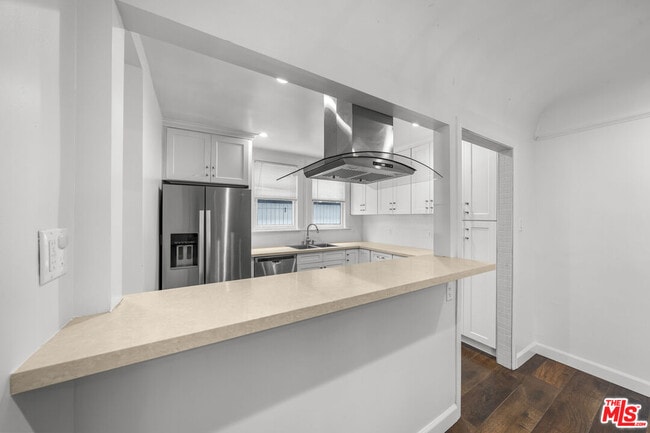 Building Photo - 369 S Virgil Ave