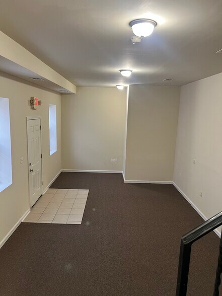 Entry - 818 Whitelock St