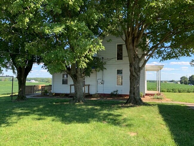 Building Photo - 4 bedroom farm house!