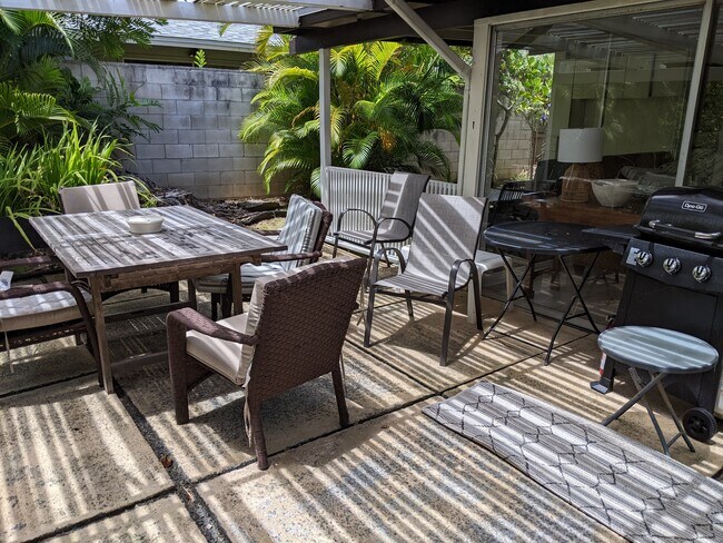 Private lanai teak table and chairs - 426 Ilimano St
