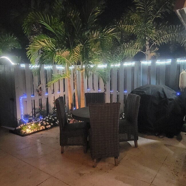 Building Photo - 825 Center St