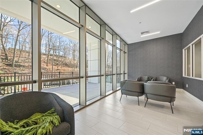 Building Photo - 69 Main St