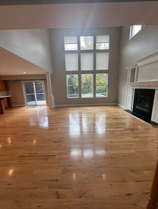 Building Photo - Stunning 3 level home with beautiful views