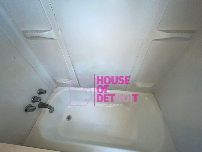 Building Photo - 2 BEDROOM | 1 BATH |