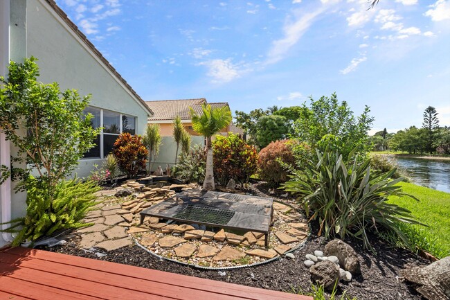 Building Photo - 9520 Lago Dr