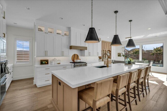 Building Photo - Beautiful 6-Bedroom, 5-Bathroom Home for R...