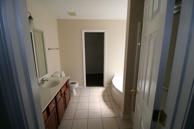 Building Photo - Willow Bend Home. 1st Floor Primary Bedroo...