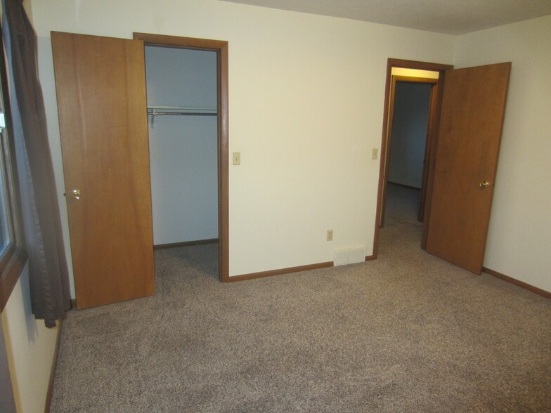 Building Photo - 2436 Grovewood Ave