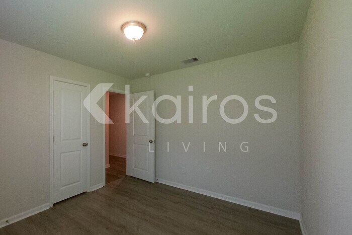 Building Photo - 204 Wild Oak