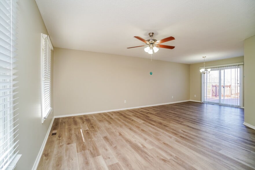 Building Photo - 1041 Oxford Dr N
